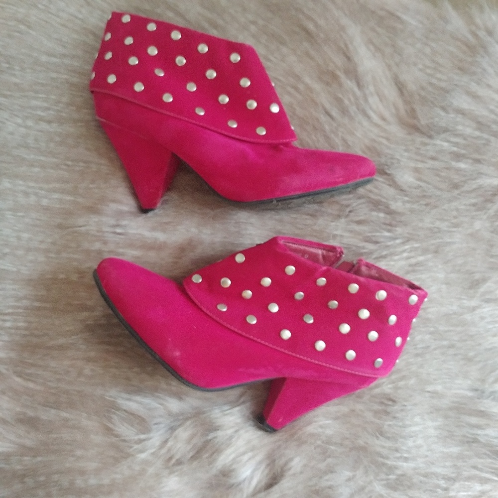DOLLHOUSE | hot pink Y2K silver studded faux suede zip ankle bootie 9